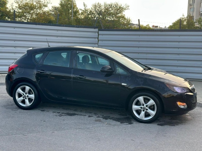 Opel Astra, снимка 2 - Автомобили и джипове - 46122925