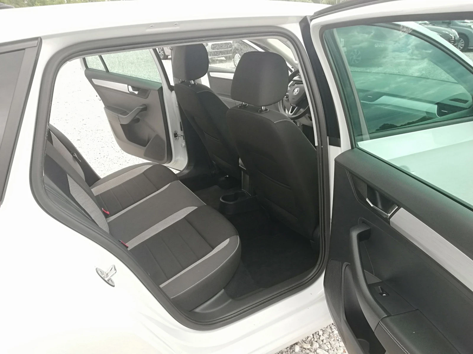 Skoda Rapid 1.4 tdi kli ITALIA, снимка 12 - Автомобили и джипове - 55401067