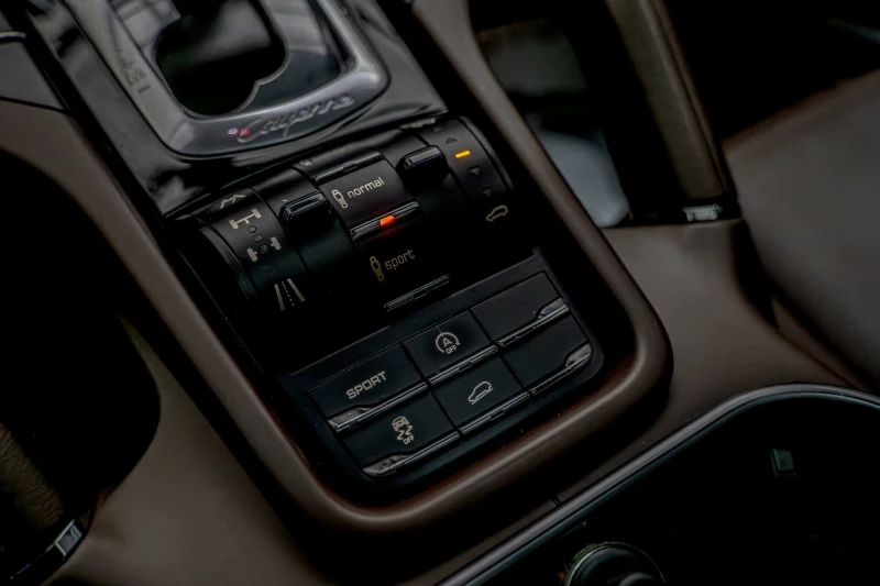 Porsche Cayenne 4.2TDI/PDLS/PCM/Камера/Подгрев/Панорама/Side Assis, снимка 10 - Автомобили и джипове - 53448382