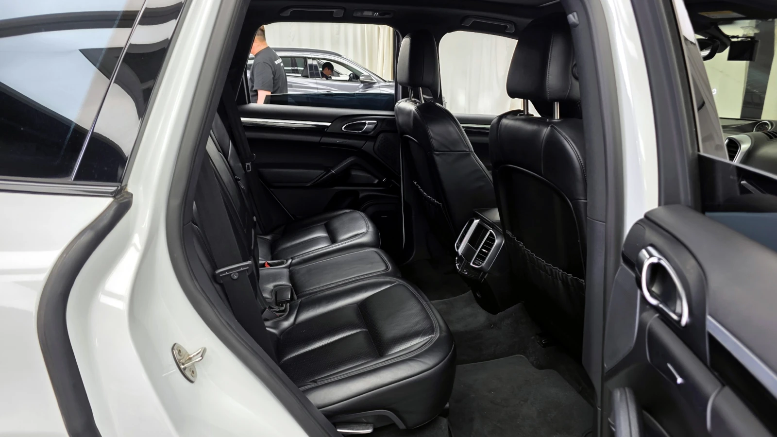 Porsche Cayenne 3.0 Platinum Edition, снимка 8 - Автомобили и джипове - 54713652