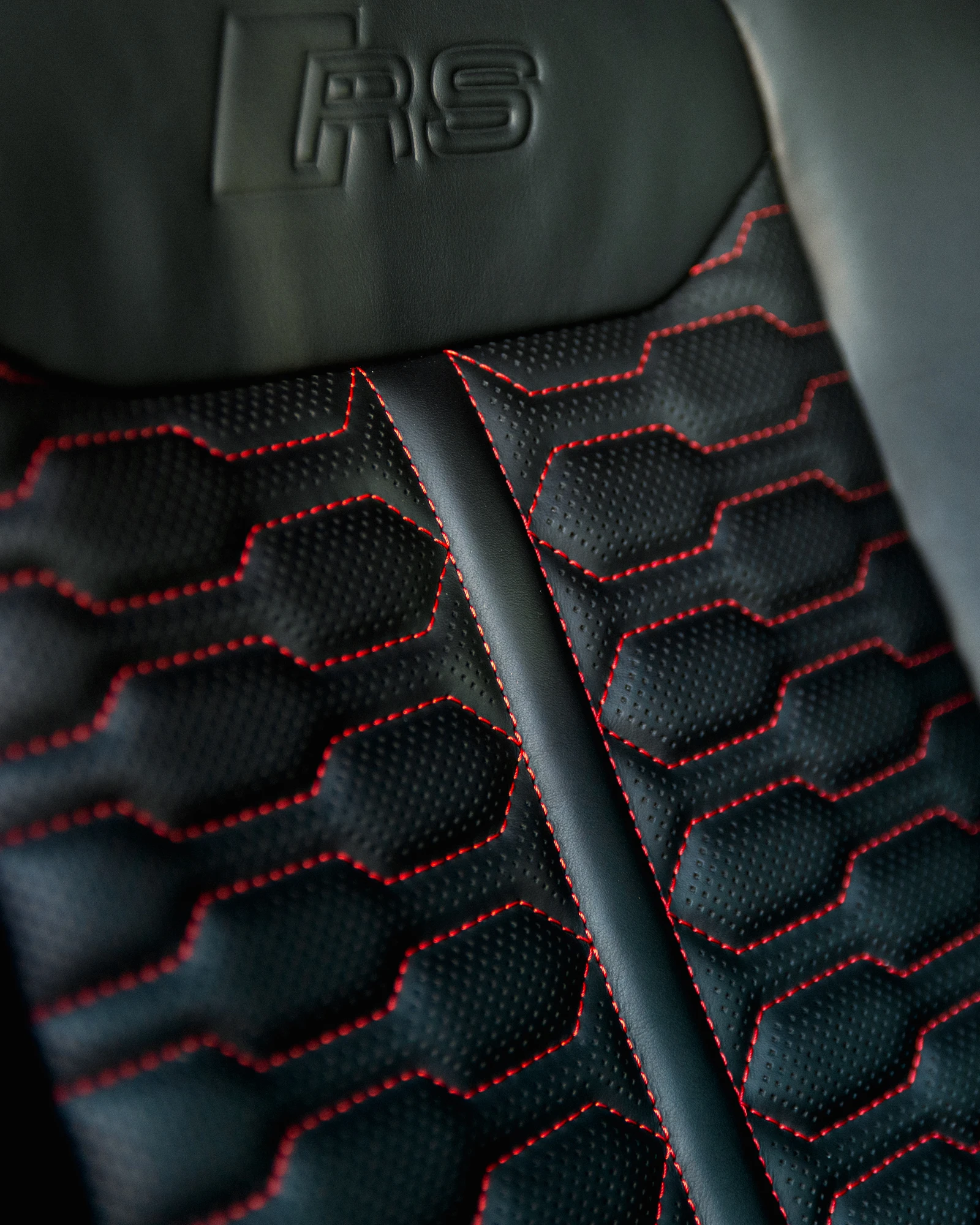 Audi RSQ8 V8 TFSI / FULL CARBON & ALCANTARA / CERAMIC / B&O , снимка 11 - Автомобили и джипове - 55796123