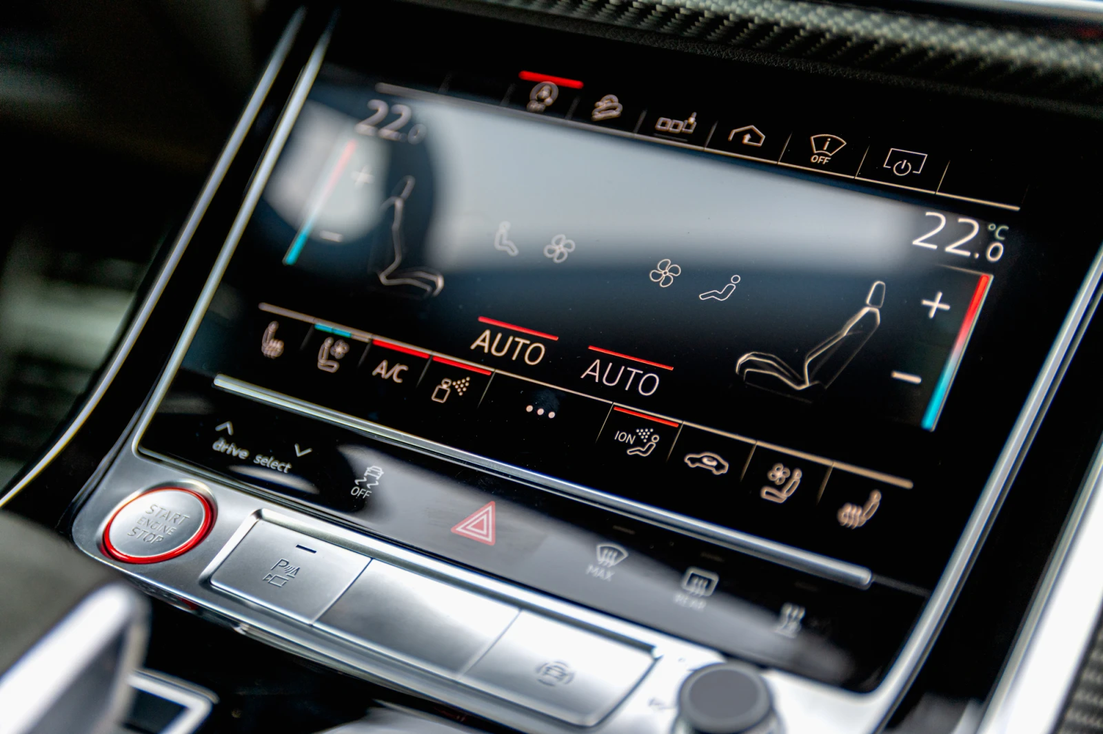 Audi RSQ8 V8 TFSI / FULL CARBON & ALCANTARA / CERAMIC / B&O , снимка 13 - Автомобили и джипове - 55796123