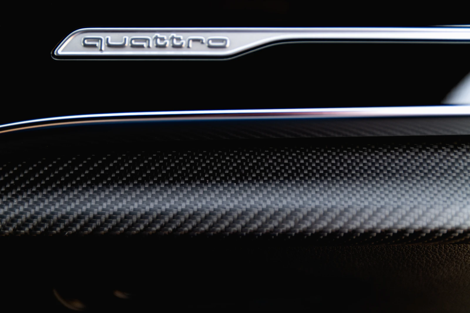 Audi RSQ8 V8 TFSI / FULL CARBON & ALCANTARA / CERAMIC / B&O , снимка 14 - Автомобили и джипове - 55796123