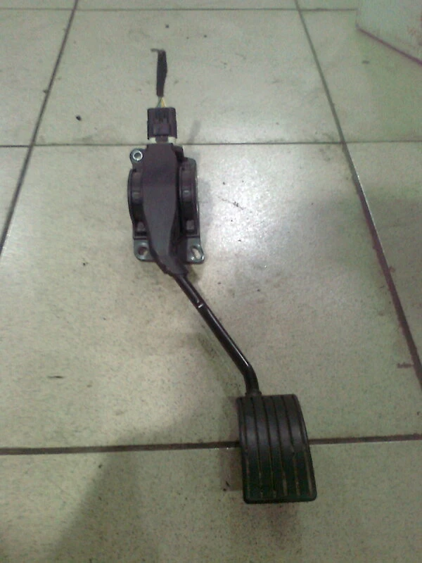 педал газ за Пежо 407 2.2Б