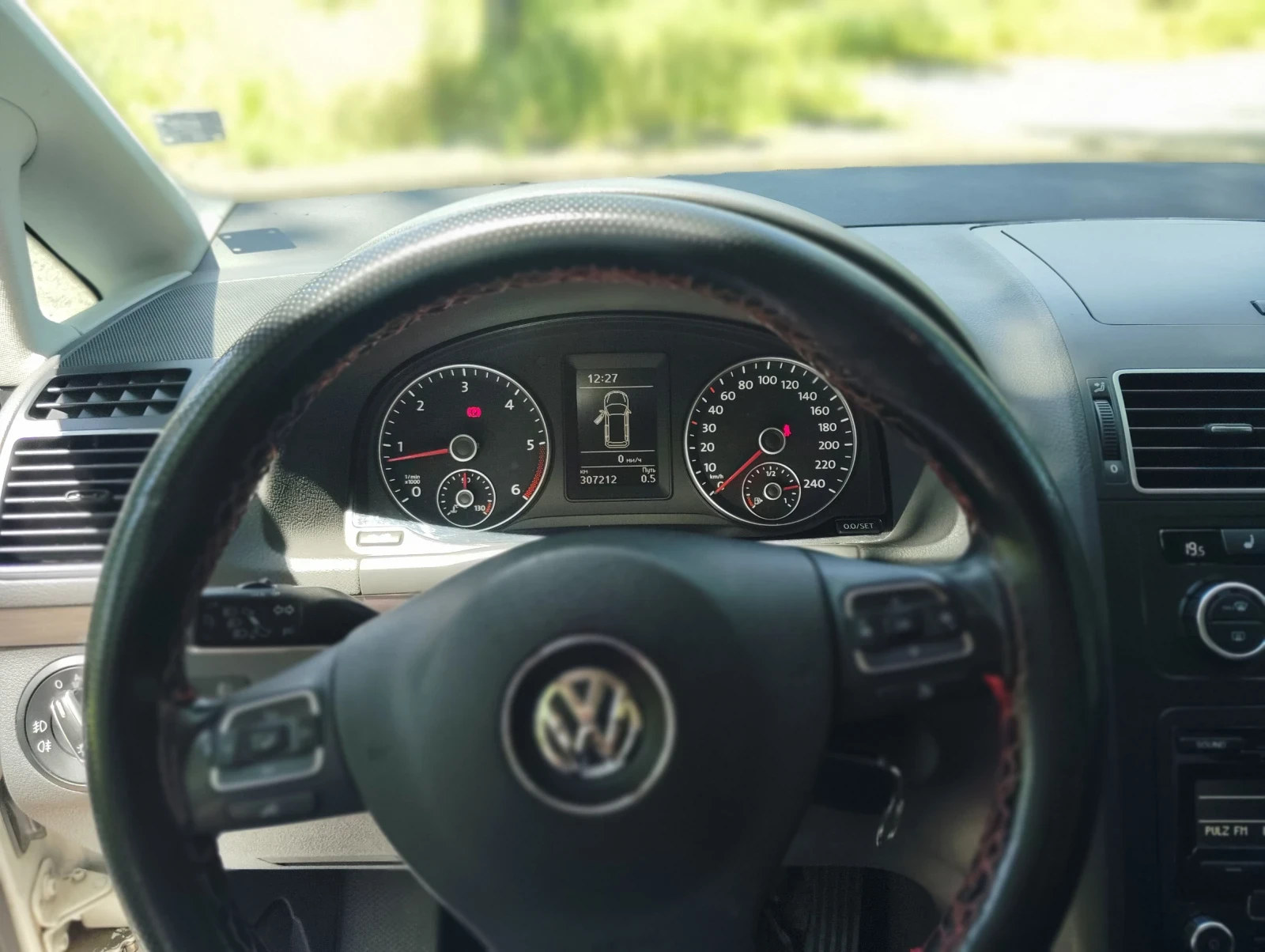VW Touran 1.6 TDI, снимка 8 - Автомобили и джипове - 54880951