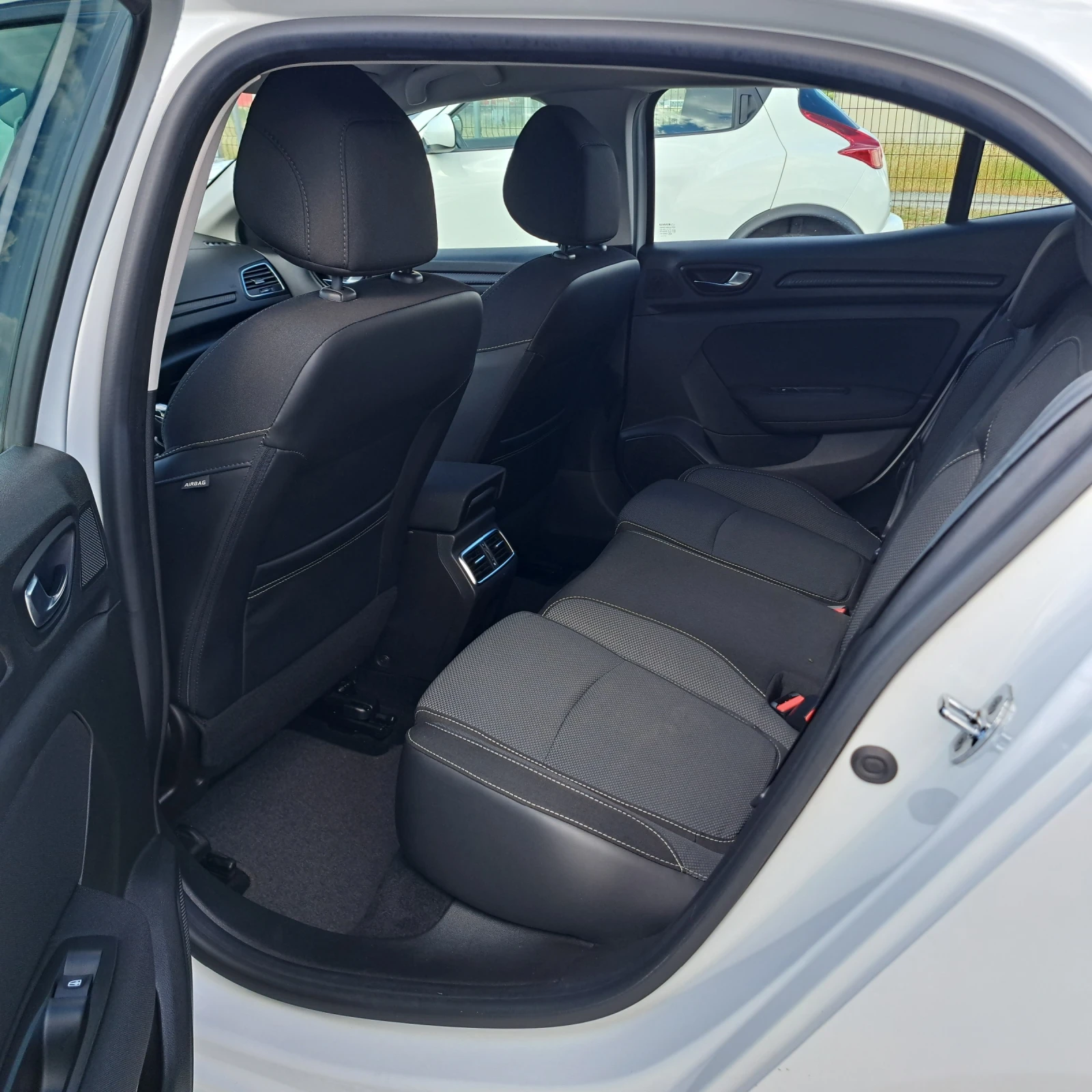 Renault Megane  4ª serie* dCi 115 Business* Digital* Face* , снимка 10 - Автомобили и джипове - 54978399
