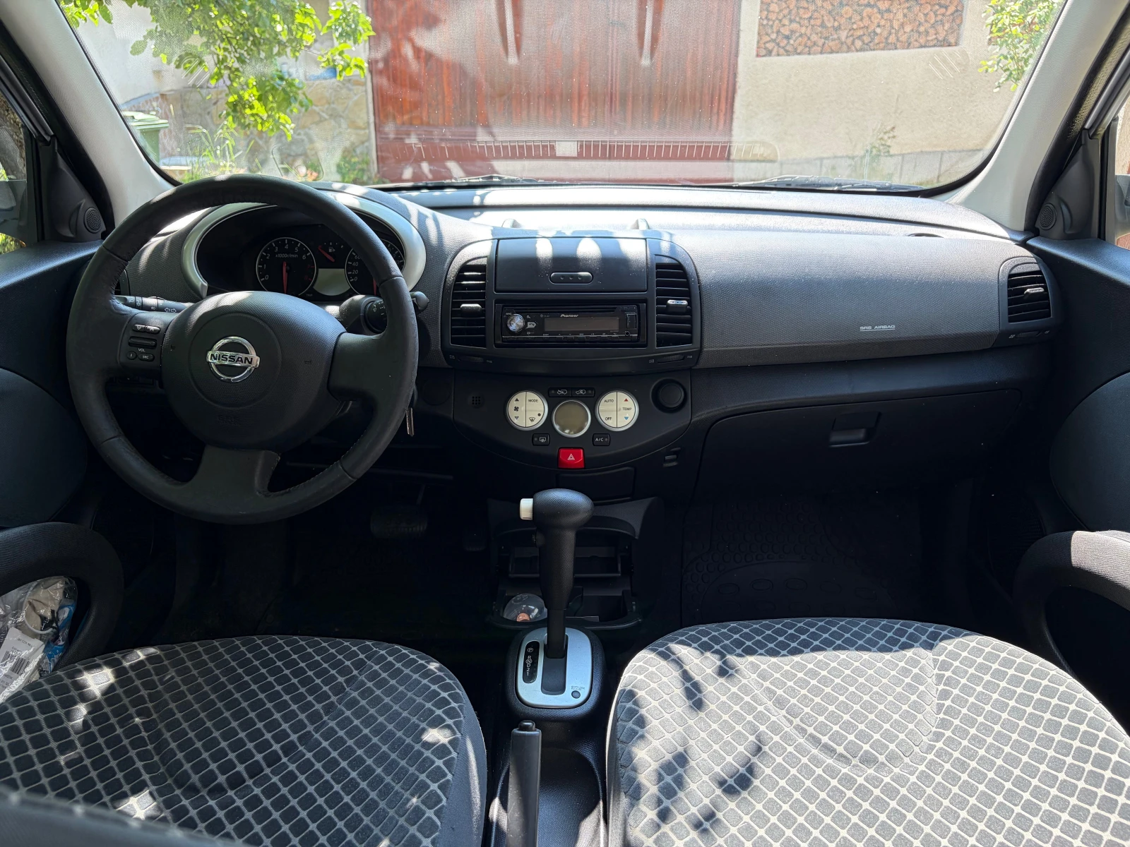 Nissan Micra 1.4 16v / Автоматик, снимка 11 - Автомобили и джипове - 55080507