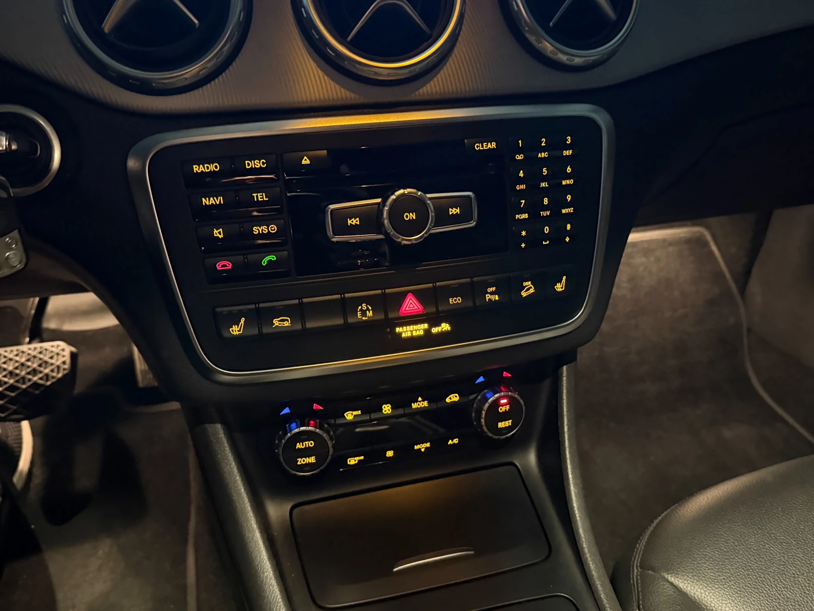 Mercedes-Benz GLA 250 4Matic | Carplay | Pano| Cam| Blind Sp| Distronic, снимка 12 - Автомобили и джипове - 54101462