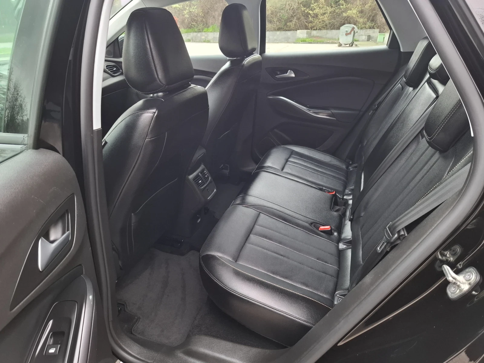 Opel Grandland X 1.5 CDTI/131 кс/АВТОМАТ/ПОДГРЕВ/ОБДУХВАНЕ/НАВИ/КАМ, снимка 14 - Автомобили и джипове - 54647229