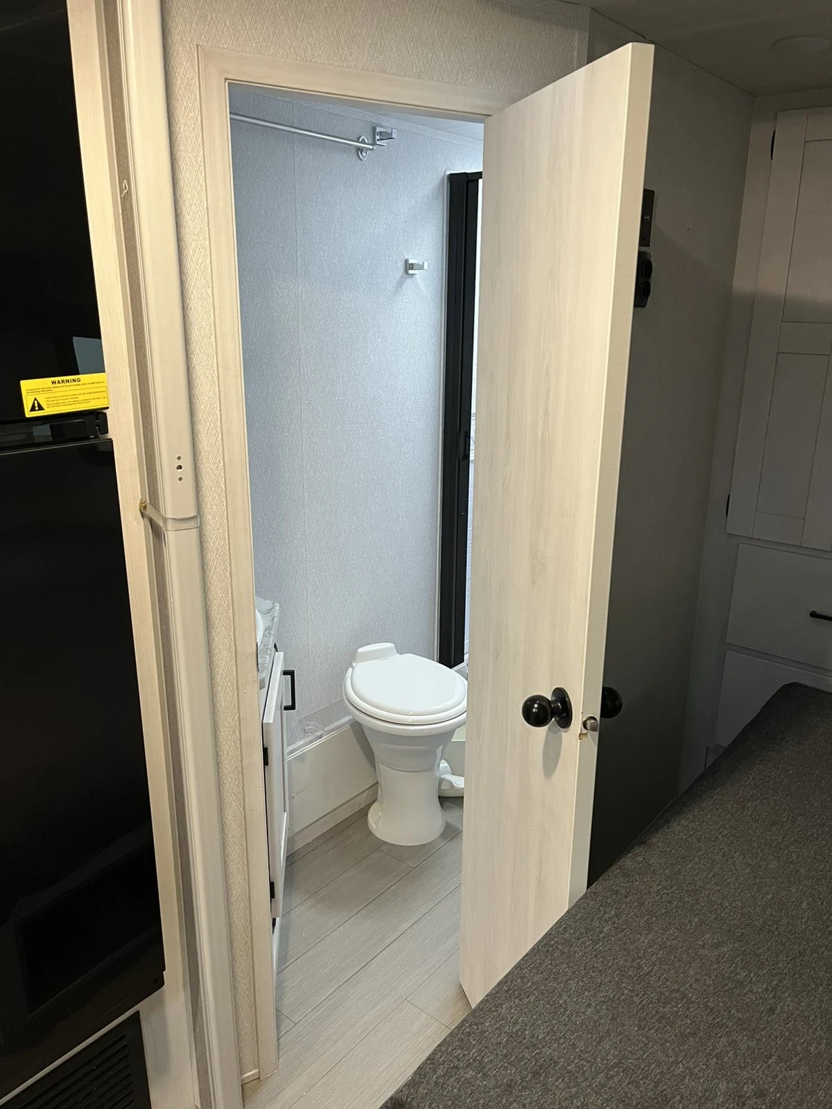 Кемпер Mercedes-Benz East to West Entrada 24 FM, снимка 12 - Каравани и кемпери - 54185381