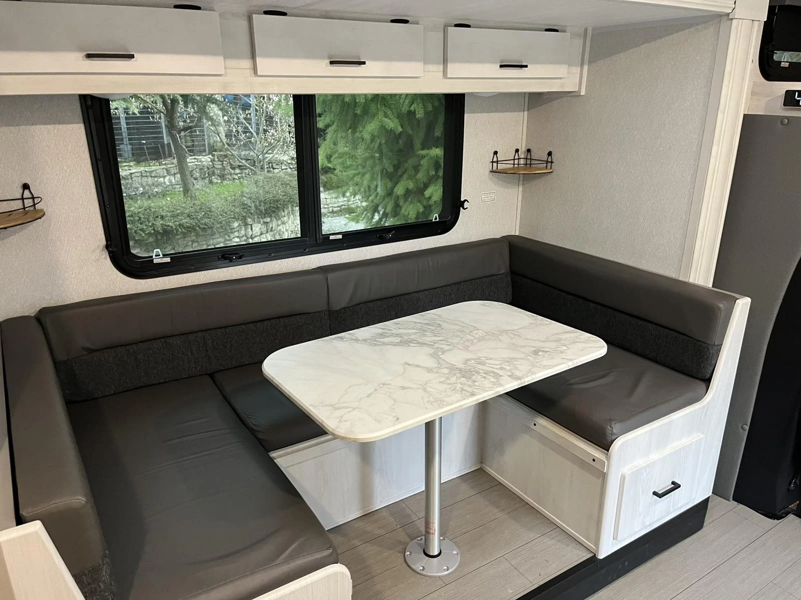 Кемпер Mercedes-Benz East to West Entrada 24 FM, снимка 16 - Каравани и кемпери - 54185381