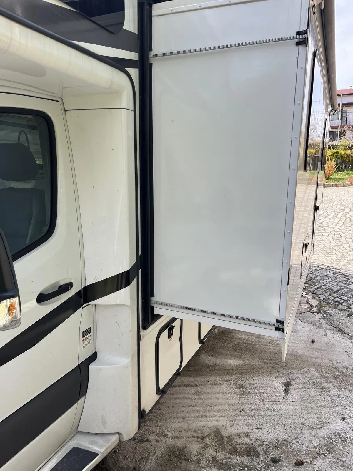 Кемпер Mercedes-Benz East to West Entrada 24 FM, снимка 9 - Каравани и кемпери - 54185381