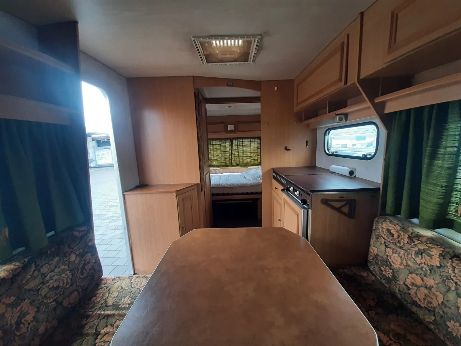 Каравана LMC Munsterland, снимка 8 - Каравани и кемпери - 54207282