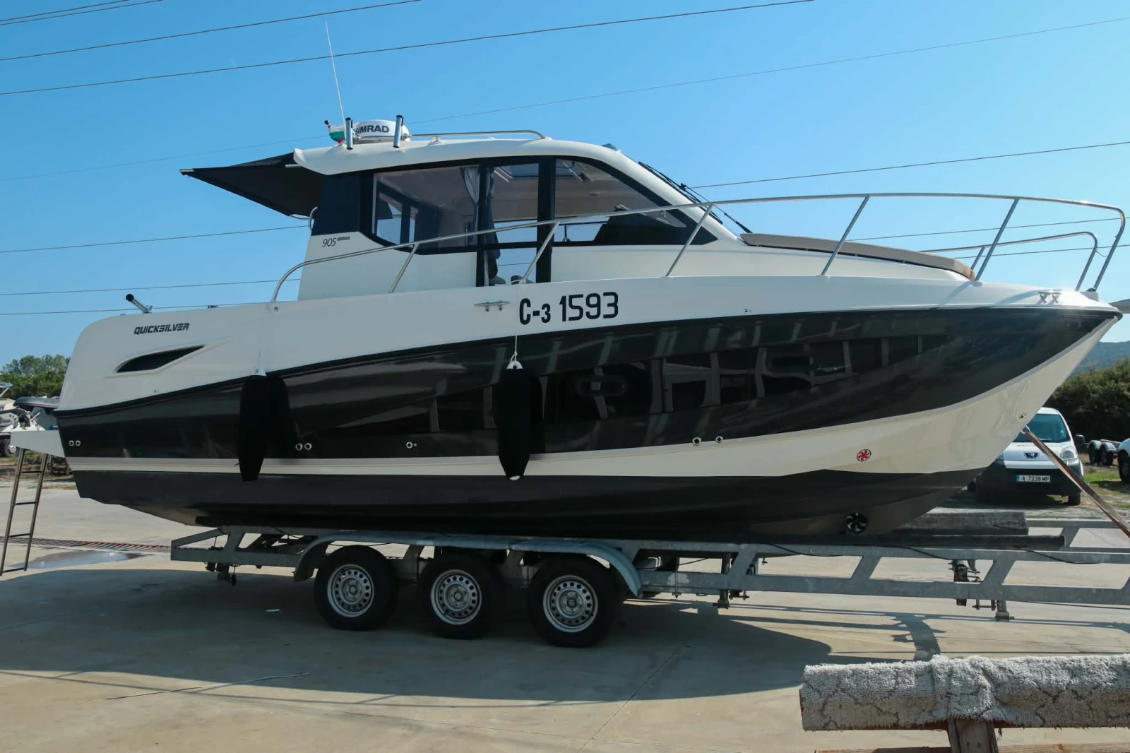 Моторна яхта Quicksilver 905