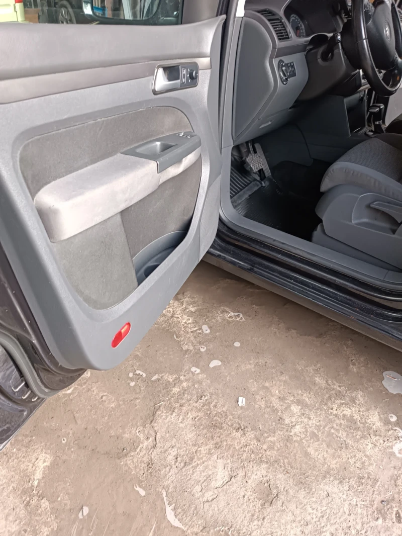 VW Touran 1.9 TDI АВТОМАТИК, снимка 12 - Автомобили и джипове - 52353206