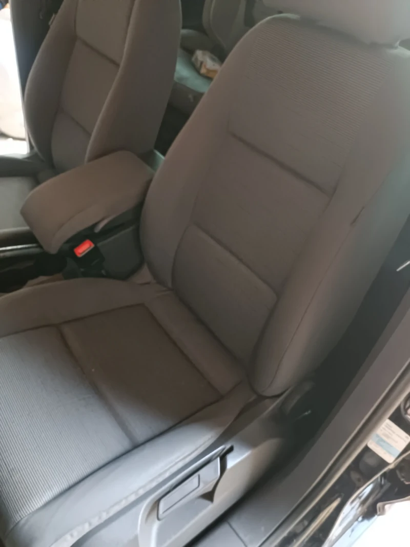 VW Touran 1.9 TDI АВТОМАТИК, снимка 11 - Автомобили и джипове - 52353206