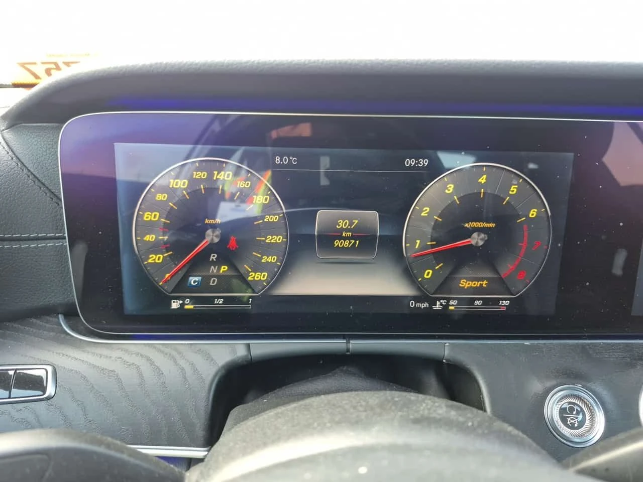 Mercedes-Benz E 400 АМГ Пакет/2 Ключа/360 Камера/Ленти/Подгрев/Пано, снимка 9 - Автомобили и джипове - 54053768