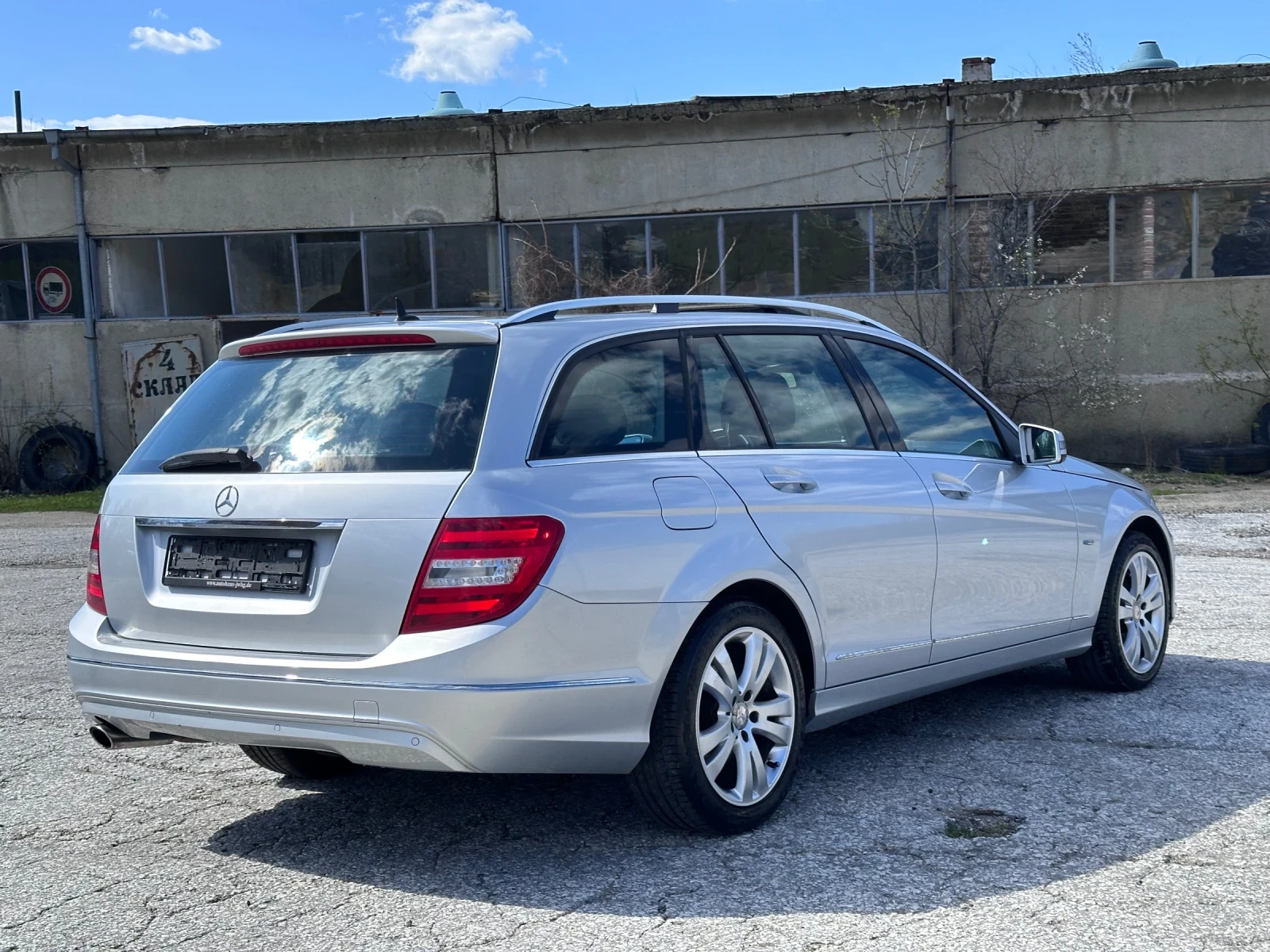 Mercedes-Benz C 220 AVANTGARDE* ШИБЕДАХ* BI-XENON* АВТОМАТ* НЕМСКА!, снимка 4 - Автомобили и джипове - 54122157