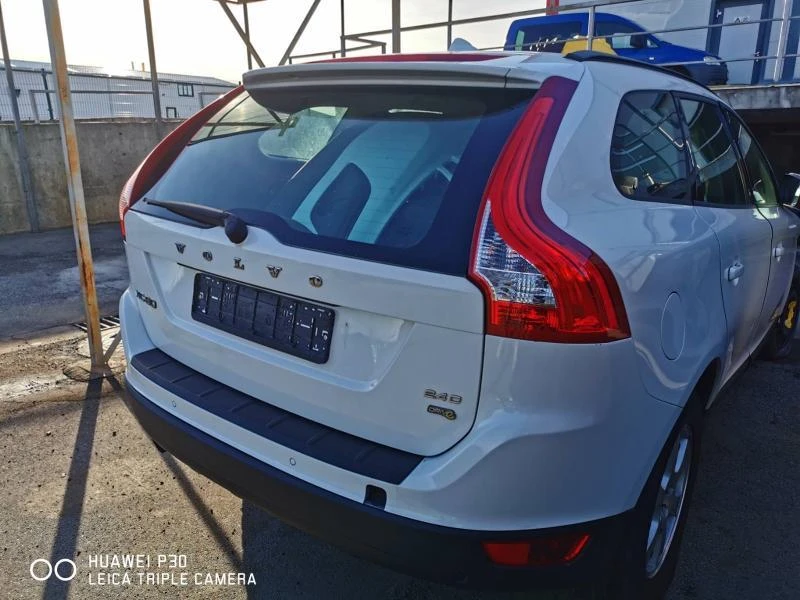 Volvo XC60 2.4 D, снимка 3 - Автомобили и джипове - 31699979