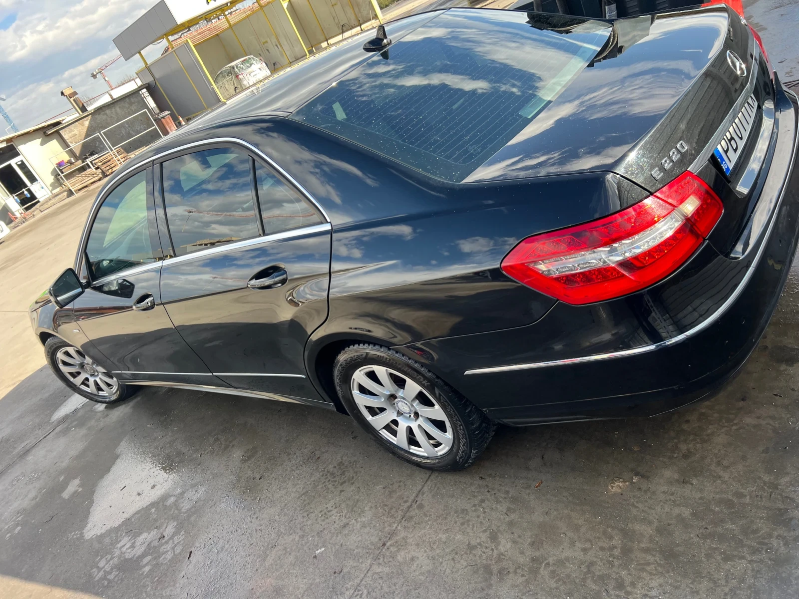 Mercedes-Benz E 220, снимка 3 - Автомобили и джипове - 54557641
