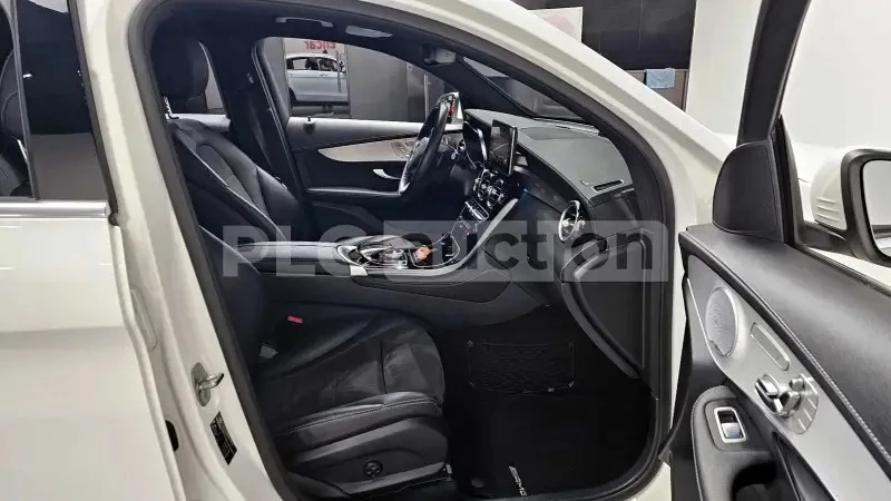 Mercedes-Benz GLC Coupe 300 / DISTRONIC / AMBIENT / BURMESTER / ALCANTARA , снимка 10 - Автомобили и джипове - 55396121
