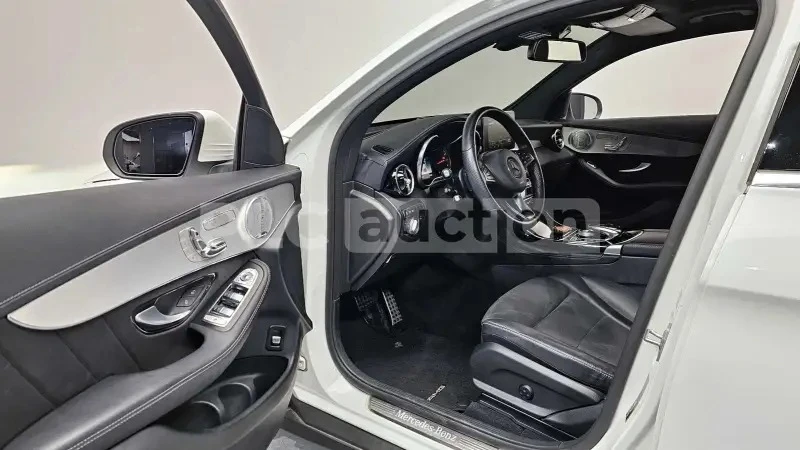 Mercedes-Benz GLC Coupe 300 / DISTRONIC / AMBIENT / BURMESTER / ALCANTARA , снимка 9 - Автомобили и джипове - 55396121