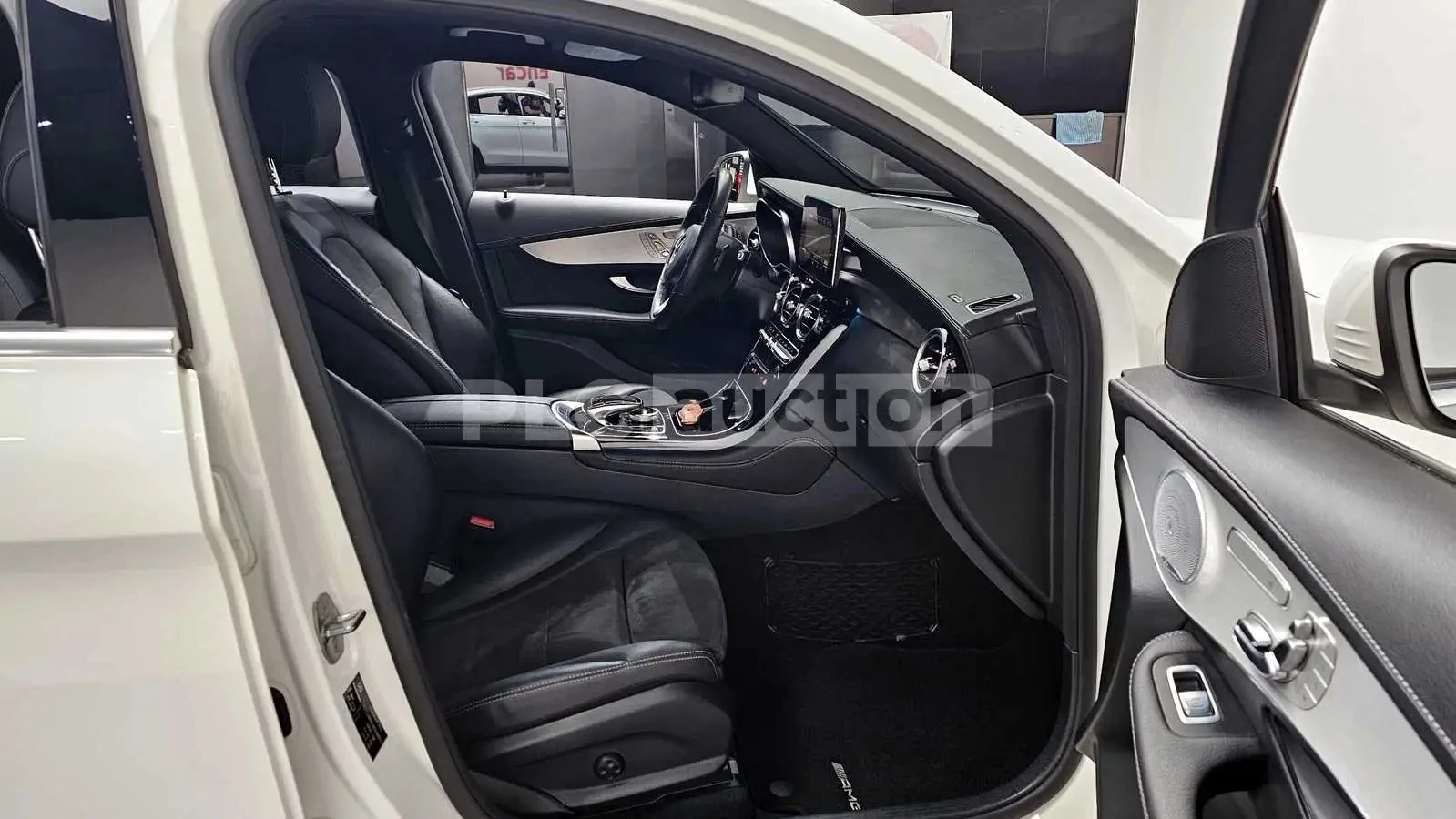 Mercedes-Benz GLC Coupe 300 / DISTRONIC / AMBIENT / BURMESTER / ALCANTARA , снимка 12 - Автомобили и джипове - 55396121