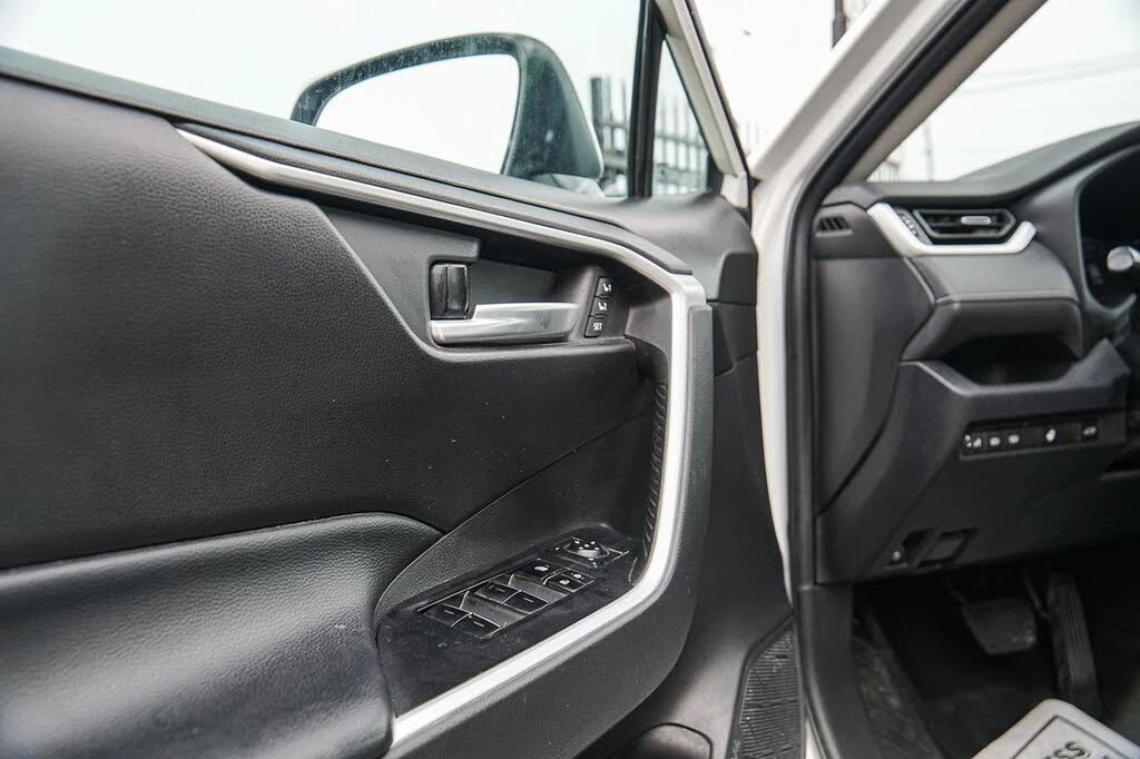 Toyota Rav4 Hybrid XLE AWD, снимка 15 - Автомобили и джипове - 55436027