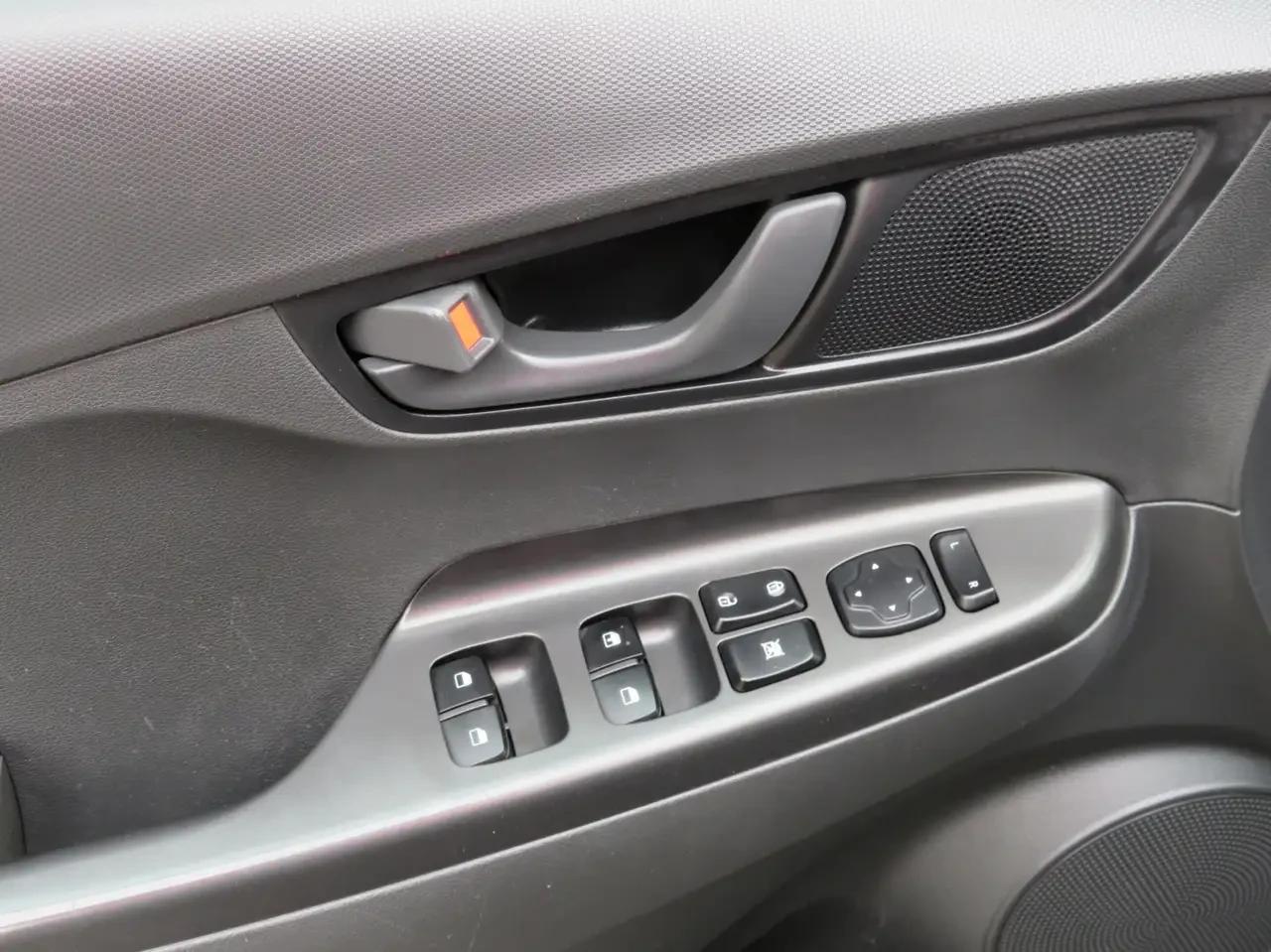 Hyundai Kona 2.0L Essential w/ CarPlay B.Camera BLND Spots NO | Mobile.bg � ����������� 13