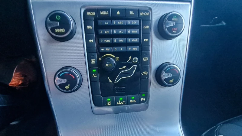 Volvo V60 V60/D5/R DESIGN/swisss/4х4/FULL, снимка 9 - Автомобили и джипове - 52346972