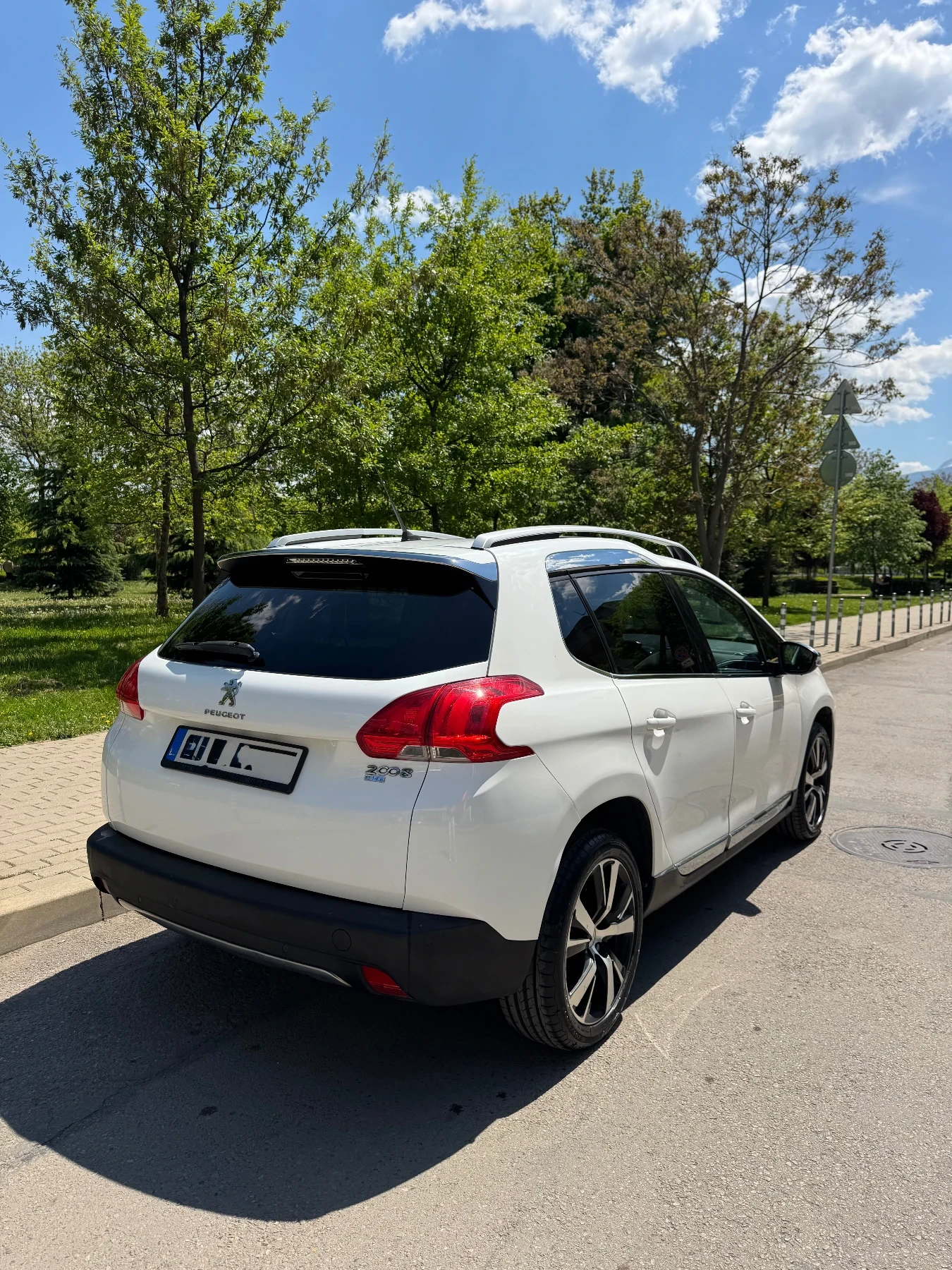 Peugeot 2008 1.6 еHDI Allure, снимка 7 - Автомобили и джипове - 54482665