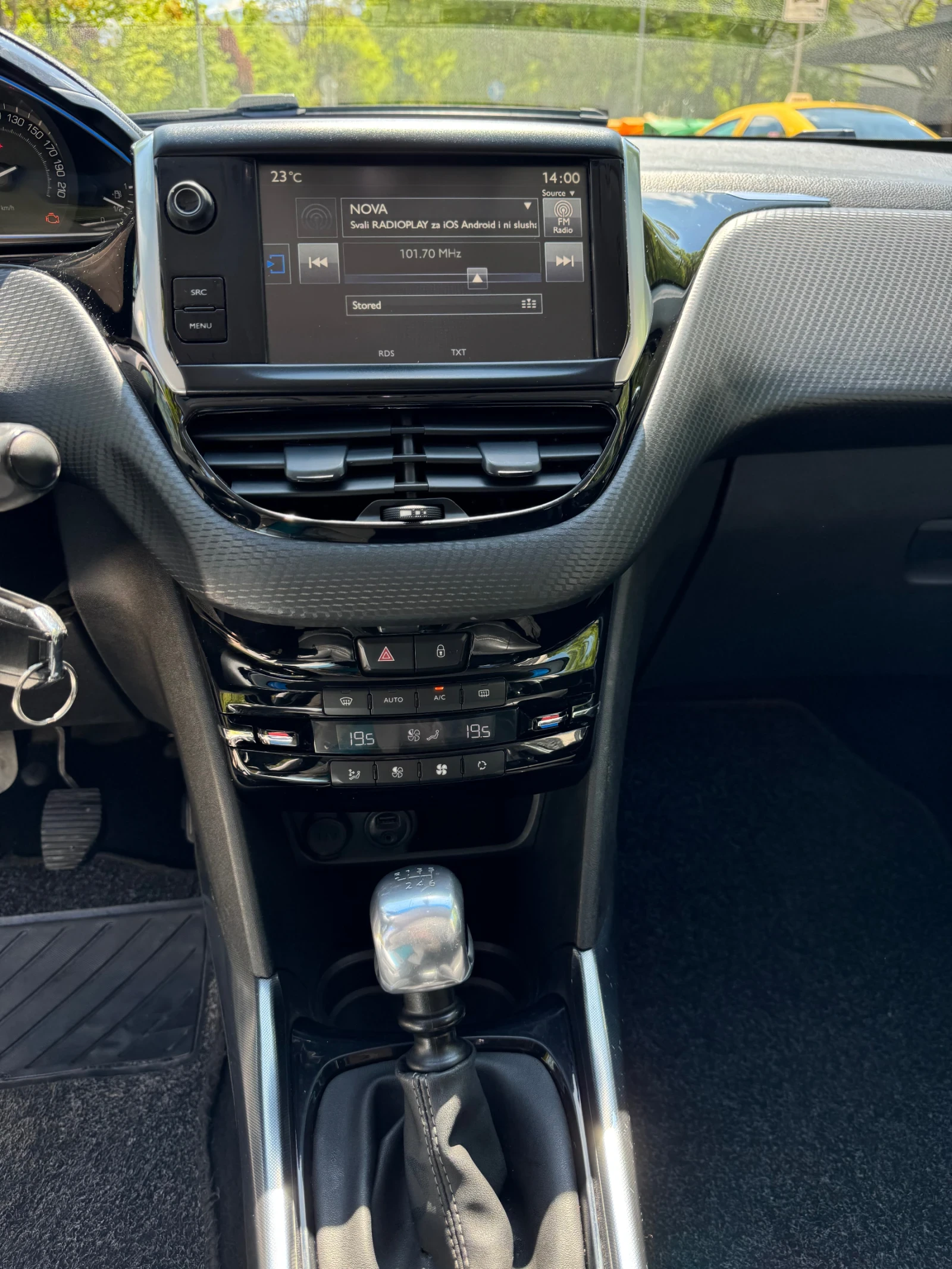 Peugeot 2008 1.6 еHDI Allure, снимка 11 - Автомобили и джипове - 54482665