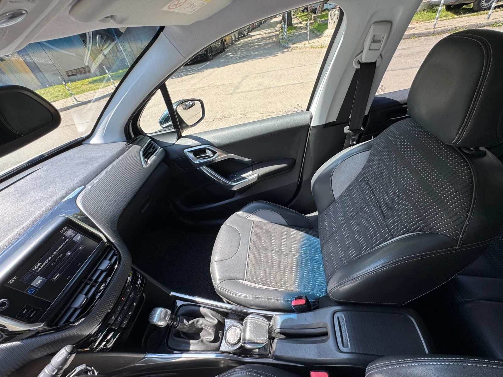Peugeot 2008 1.6 еHDI Allure, снимка 13 - Автомобили и джипове - 54482665