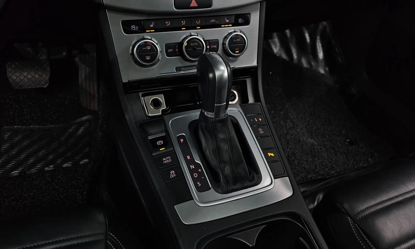 VW CC 2.0TDI Автоматик, снимка 14 - Автомобили и джипове - 56107884