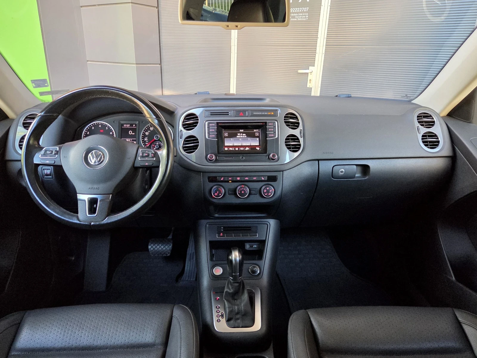 VW Tiguan 2.0 TSI Facelift * Keyless * Автоматик * 4х4, снимка 7 - Автомобили и джипове - 54840629