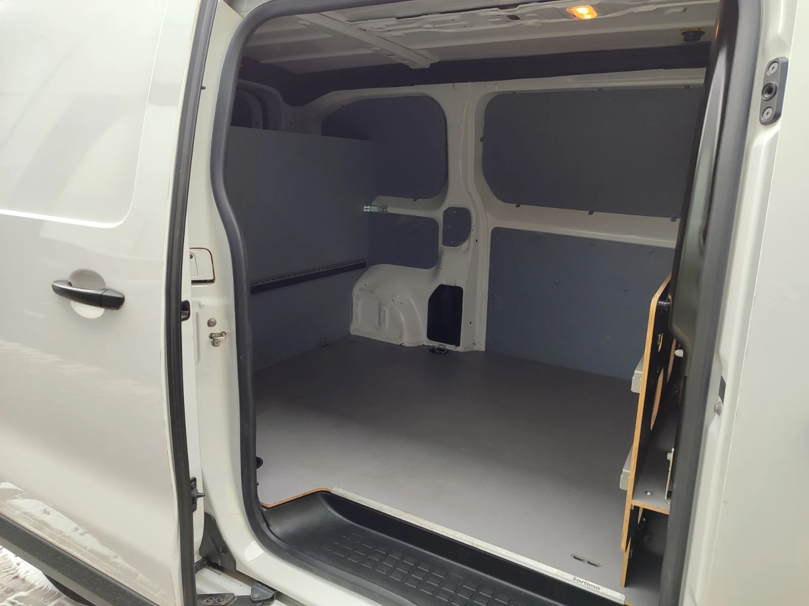 Opel Vivaro Cargo M Edition 1.5 Diesel (120hp) MT6, снимка 11 - Бусове и автобуси - 53769970