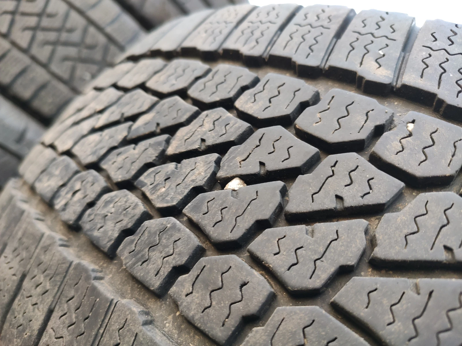 Гуми Зимни 215/65R16, снимка 3 - Гуми и джанти - 53966157