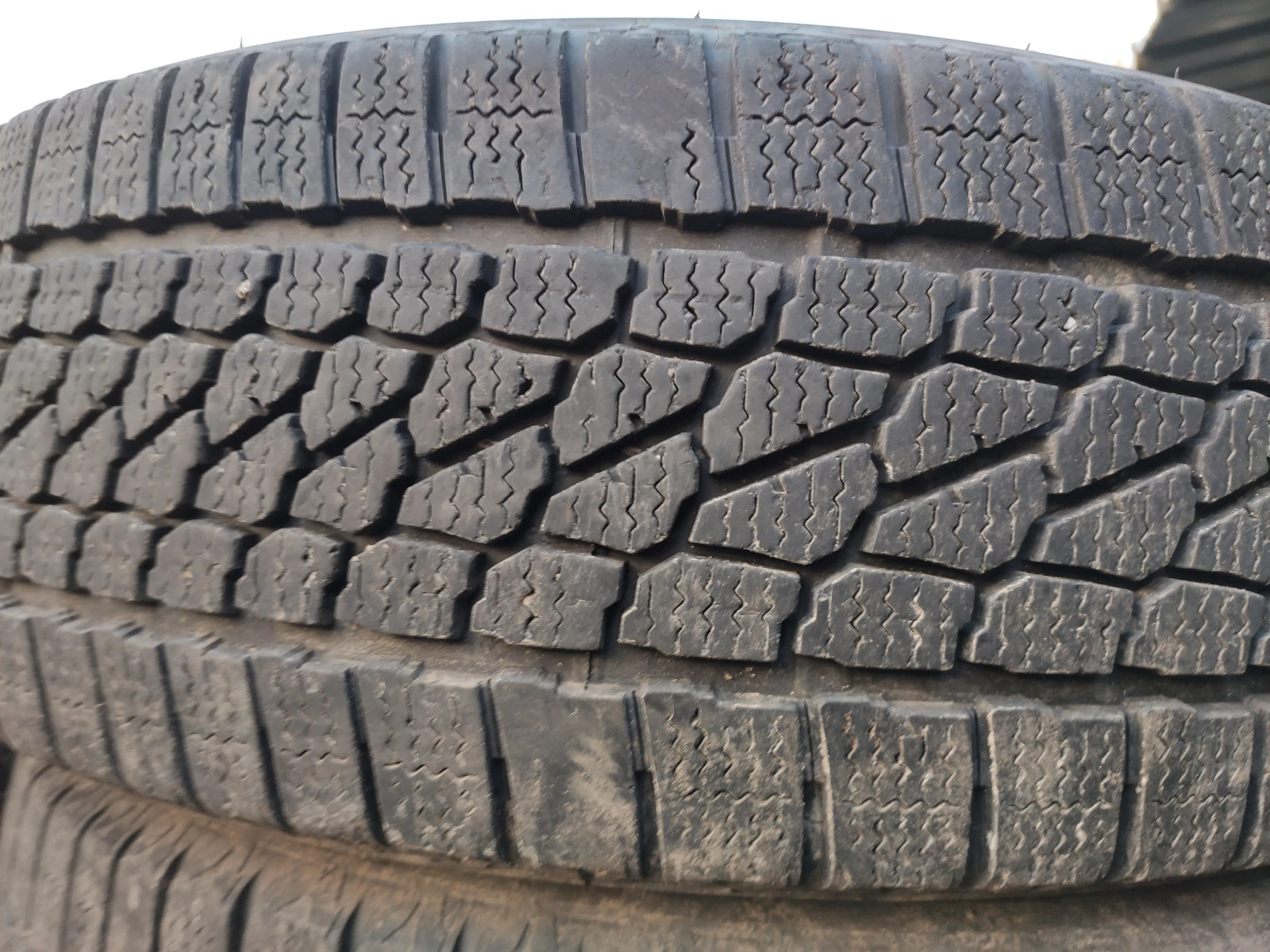 Гуми Зимни 215/65R16, снимка 4 - Гуми и джанти - 53966157