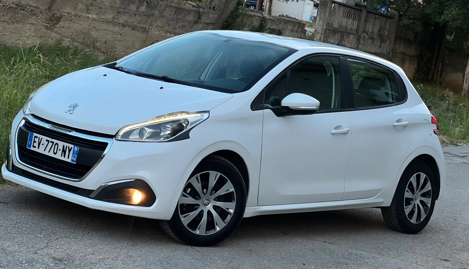 Peugeot 208 NAVI 1.6HDI 99кс. , снимка 2 - Автомобили и джипове - 55599280