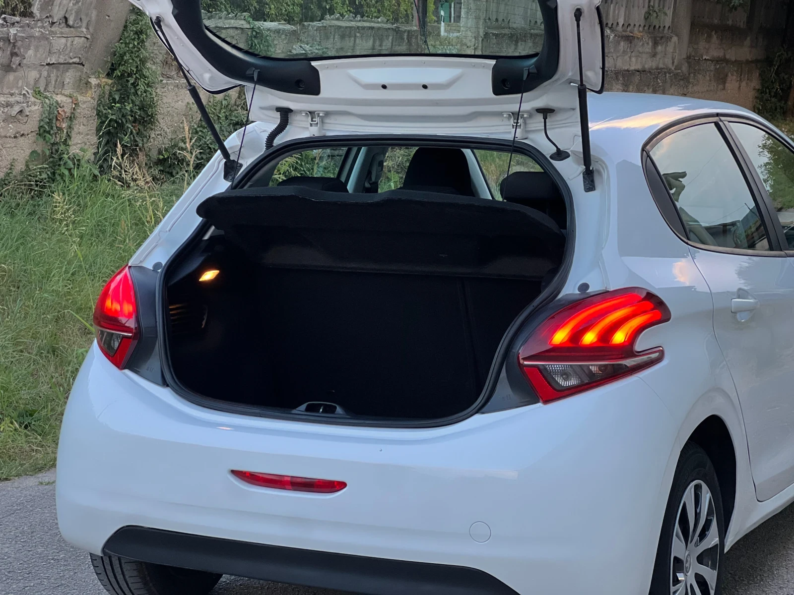 Peugeot 208 NAVI 1.6HDI 99кс. , снимка 9 - Автомобили и джипове - 55599280