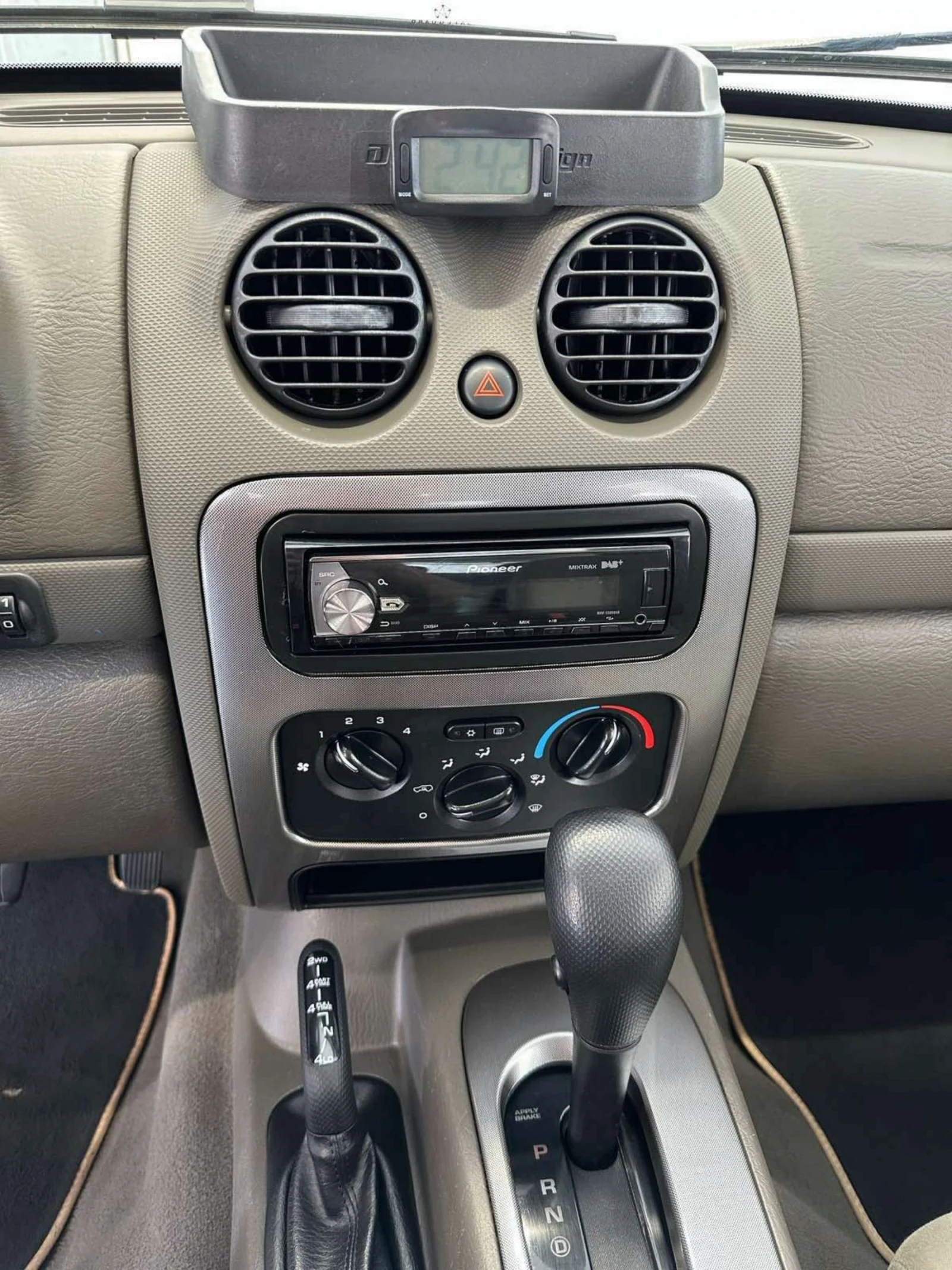 Jeep Cherokee 3.7 v6 газ, снимка 8 - Автомобили и джипове - 53481001