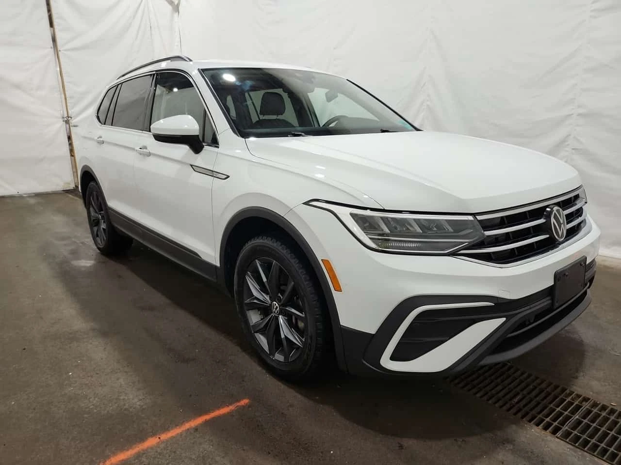 VW Tiguan SE| LANE ASSIST| 2 КЛЮЧА| 2 ЧИФТА ГУМИ , снимка 2 - Автомобили и джипове - 54155507