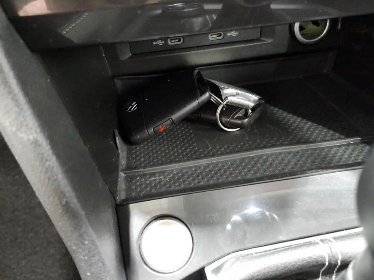 VW Tiguan SE| LANE ASSIST| 2 КЛЮЧА| 2 ЧИФТА ГУМИ , снимка 10 - Автомобили и джипове - 54155507