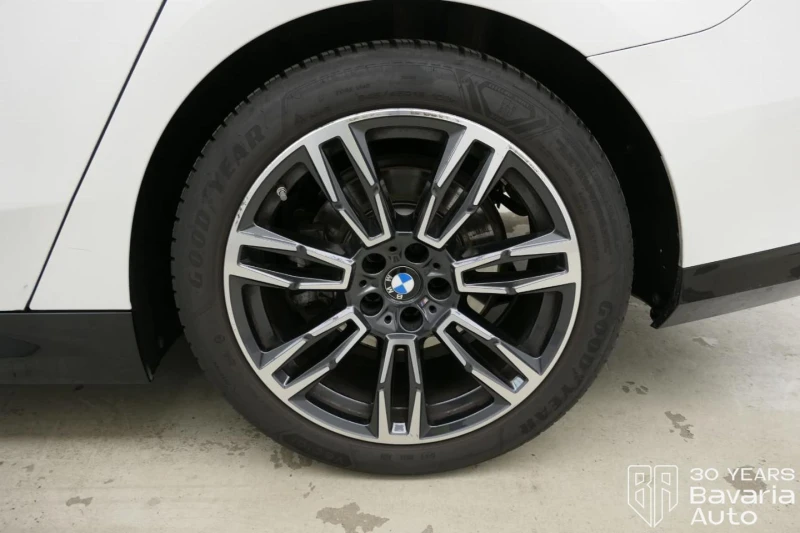 BMW 520 i M Sport Paket Steptronic, снимка 13 - Автомобили и джипове - 52727211