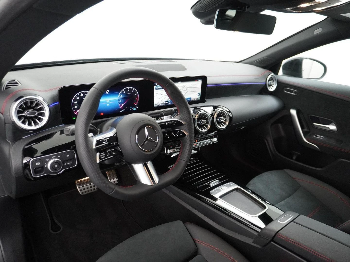 Mercedes-Benz CLA 180 Shooting Brake Star Edition AMG Line, снимка 4 - Автомобили и джипове - 53873962