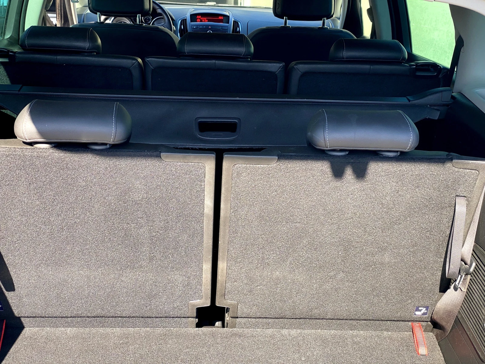 Opel Zafira 1.6i Turbo EcoM 150к.с Cosmo, снимка 14 - Автомобили и джипове - 54138919