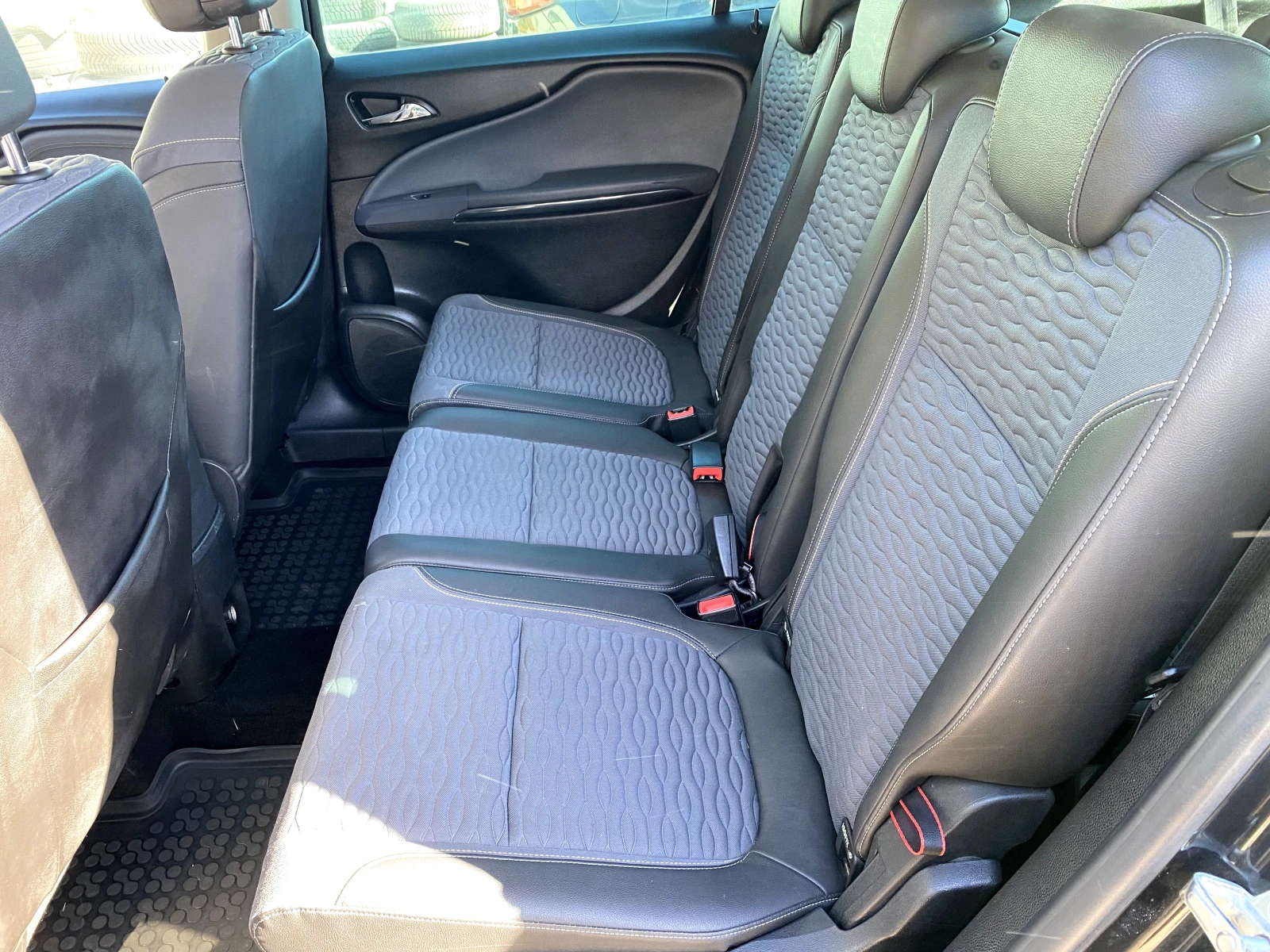 Opel Zafira 1.6i Turbo EcoM 150к.с Cosmo, снимка 13 - Автомобили и джипове - 54138919