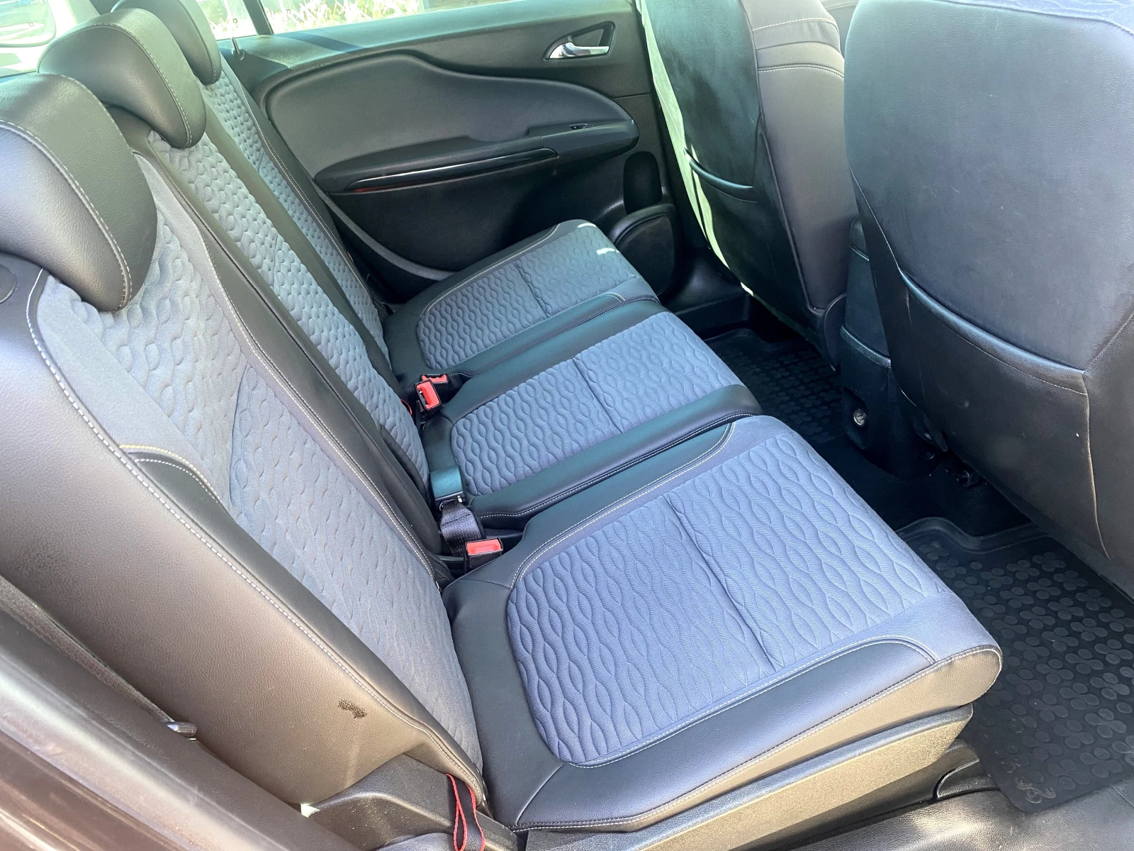 Opel Zafira 1.6i Turbo EcoM 150к.с Cosmo, снимка 12 - Автомобили и джипове - 54138919