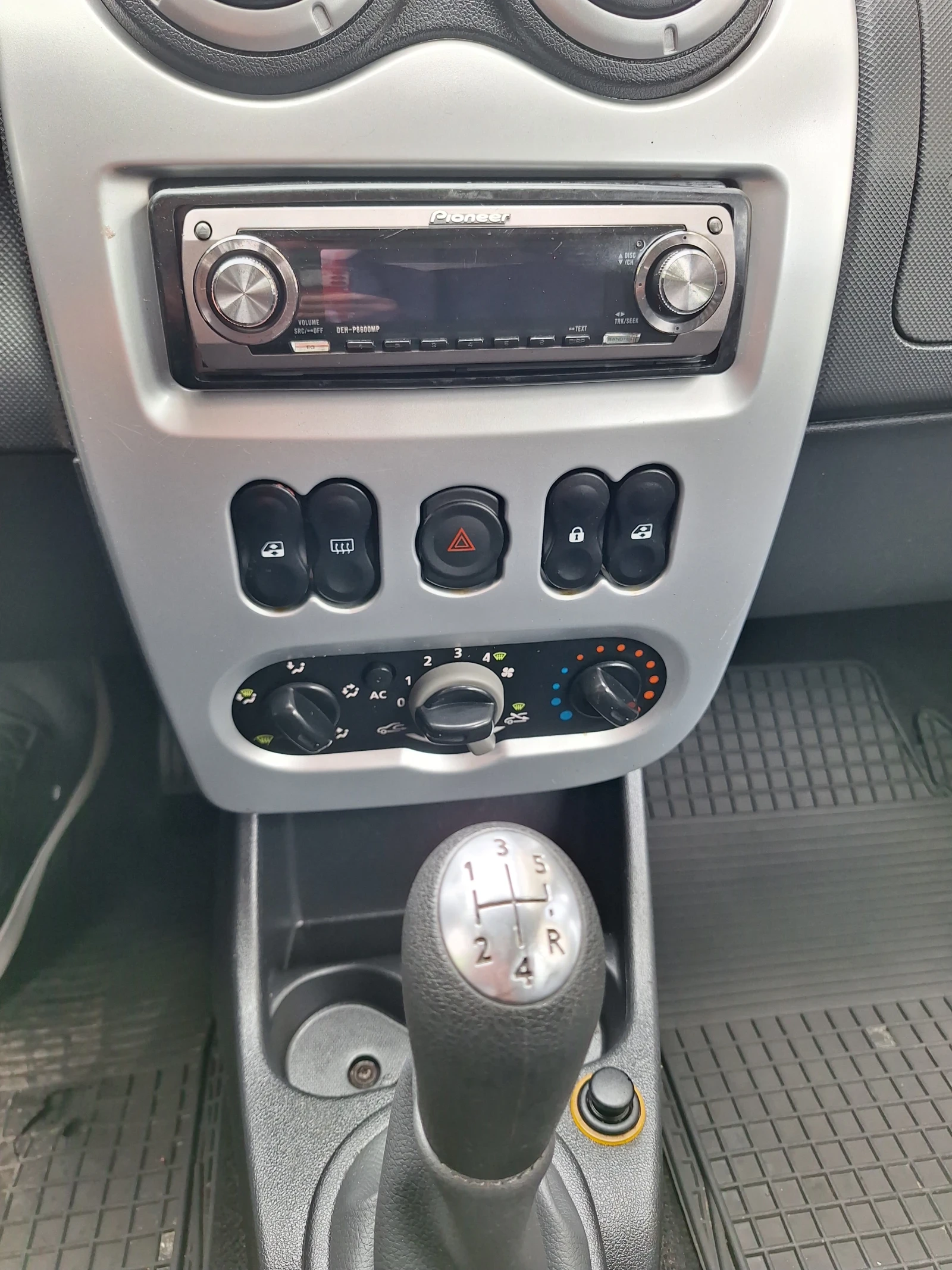 Dacia Sandero 1.2 , снимка 12 - Автомобили и джипове - 54572446