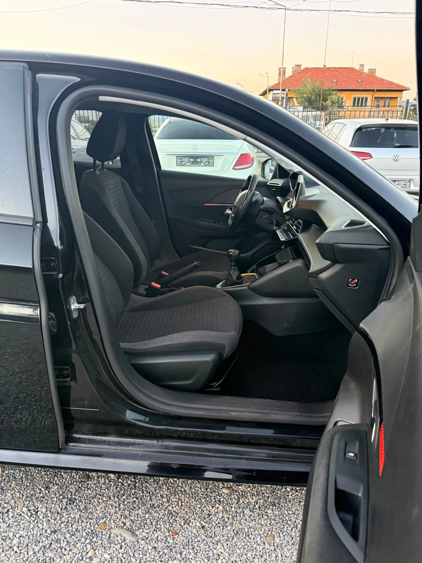 Peugeot 208 1.2, снимка 9 - Автомобили и джипове - 56149738